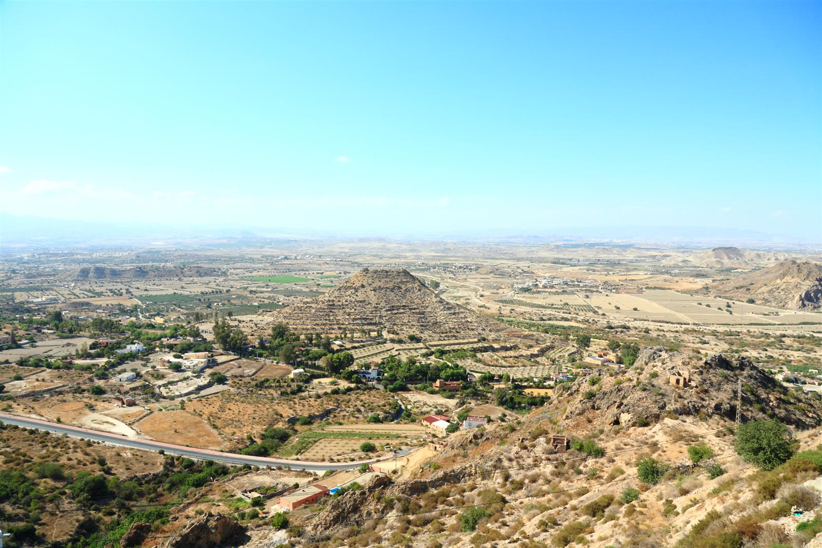 Vistas desde el interior de Mojácar Pueblo hacia el paisaje de Almería