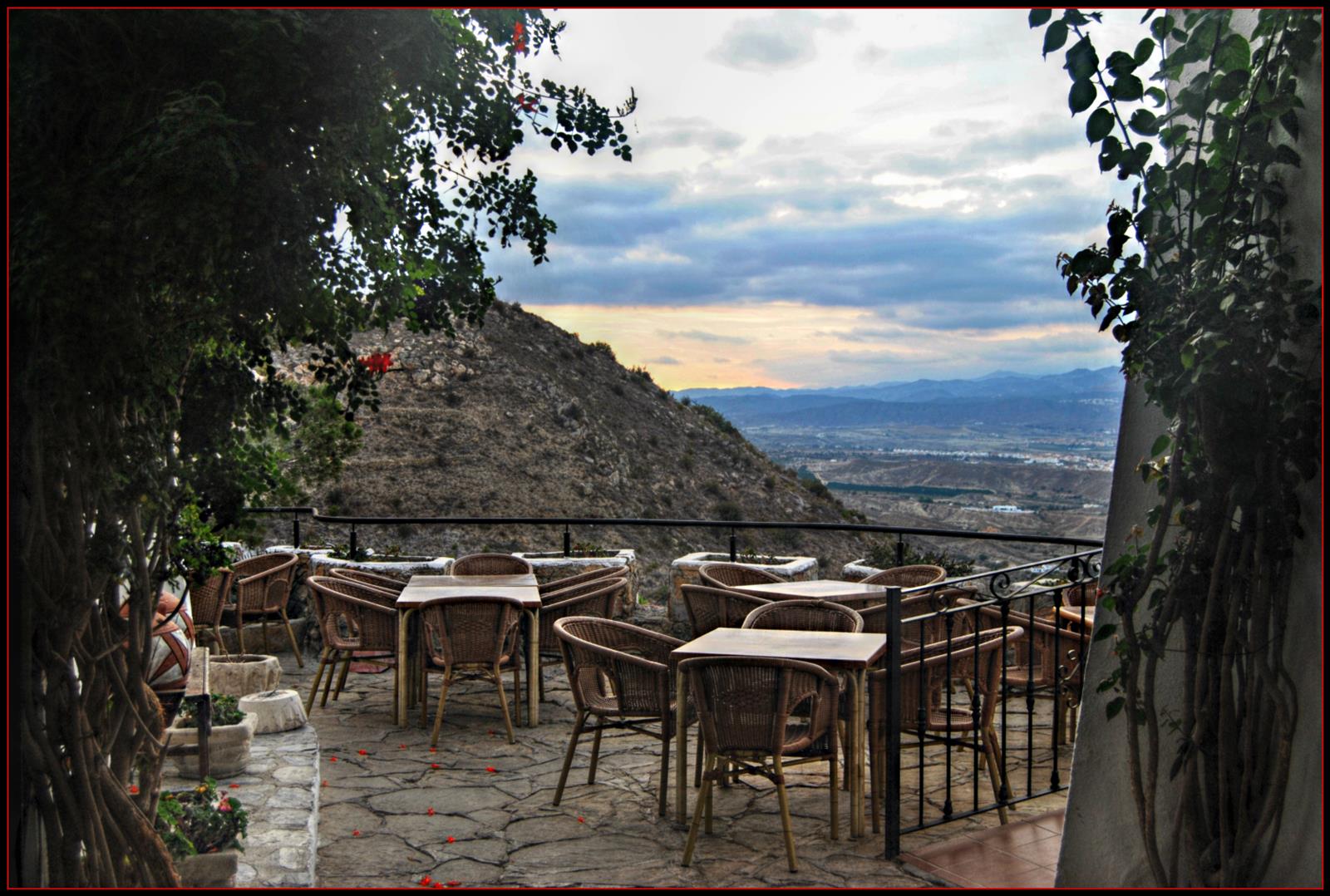 Terraza de un restaurante en Mojácar Pueblo con vistas al paisaje mediterráneo
