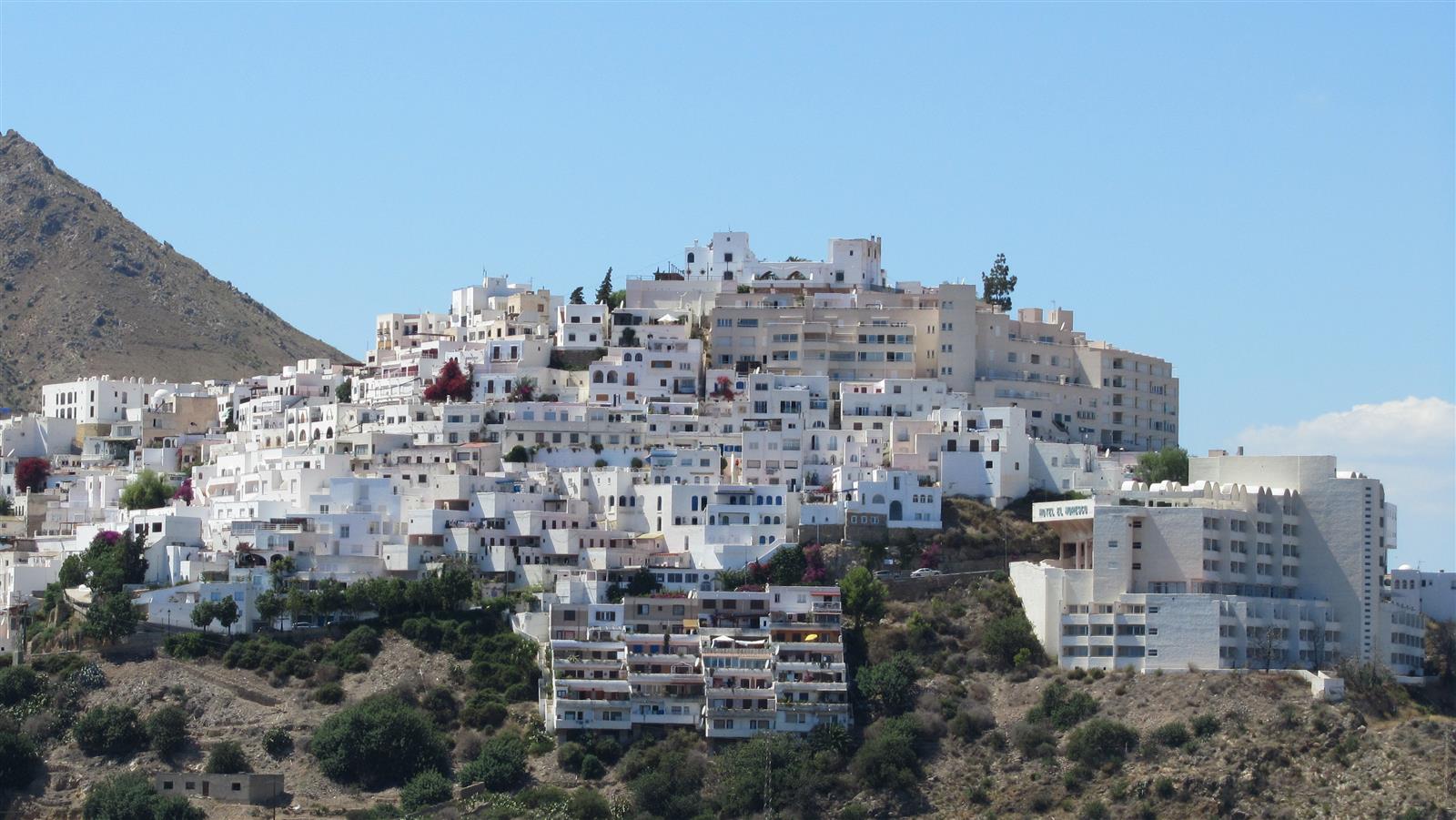 Mojácar Pueblo visto desde el valle, casas blancas apiladas en la colina almeriense