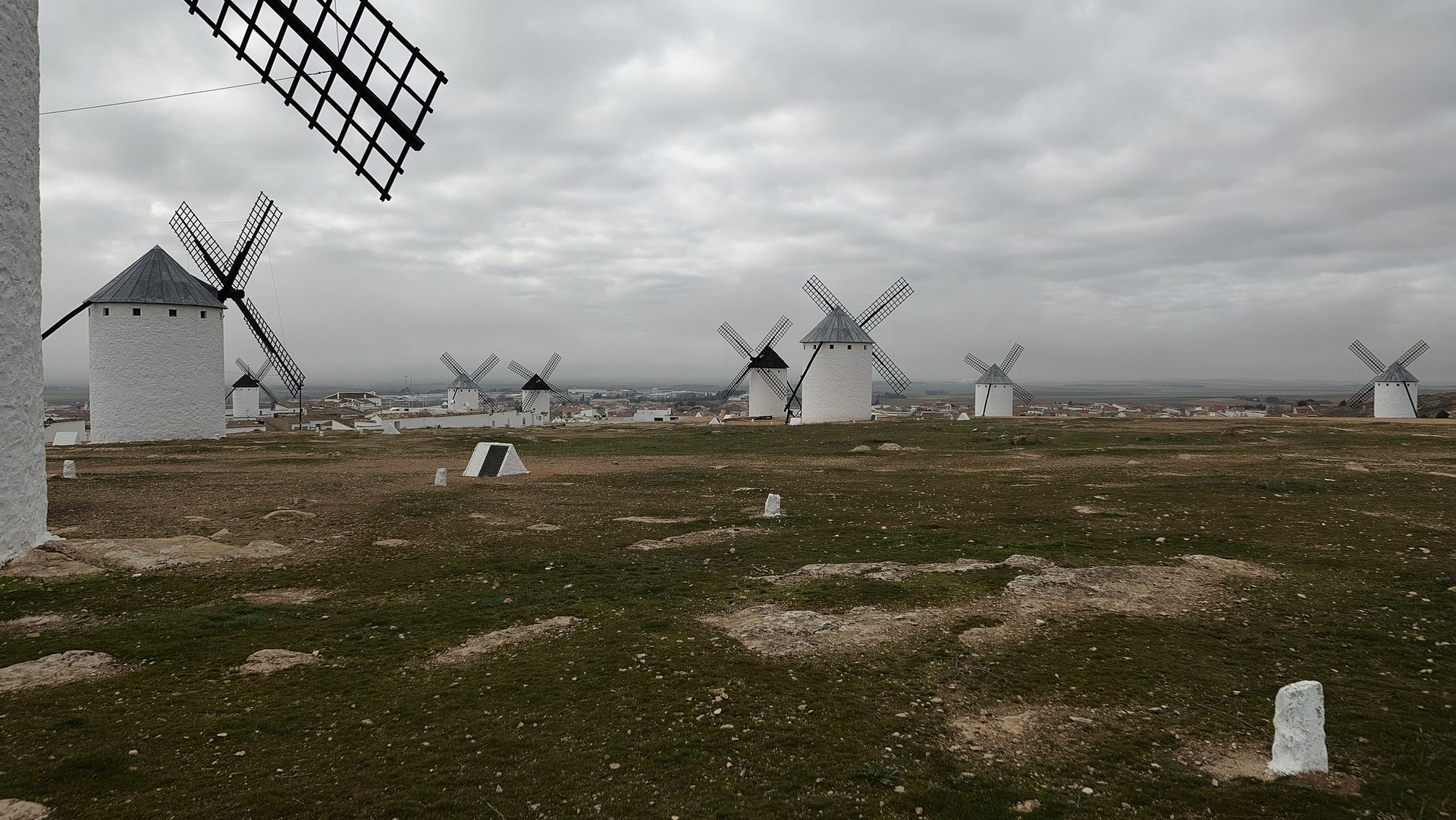 Conjunto de molinos blancos de Campo de Criptana con el pueblo al fondo, Castilla-La Mancha