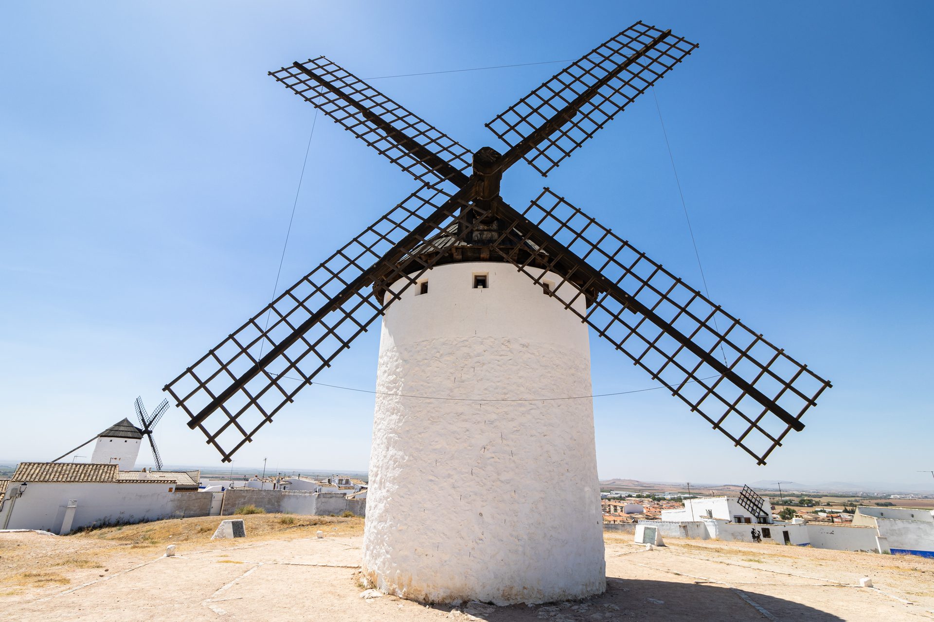 Detalle de las aspas y el cuerpo cilíndrico de uno de los molinos históricos de Campo de Criptana