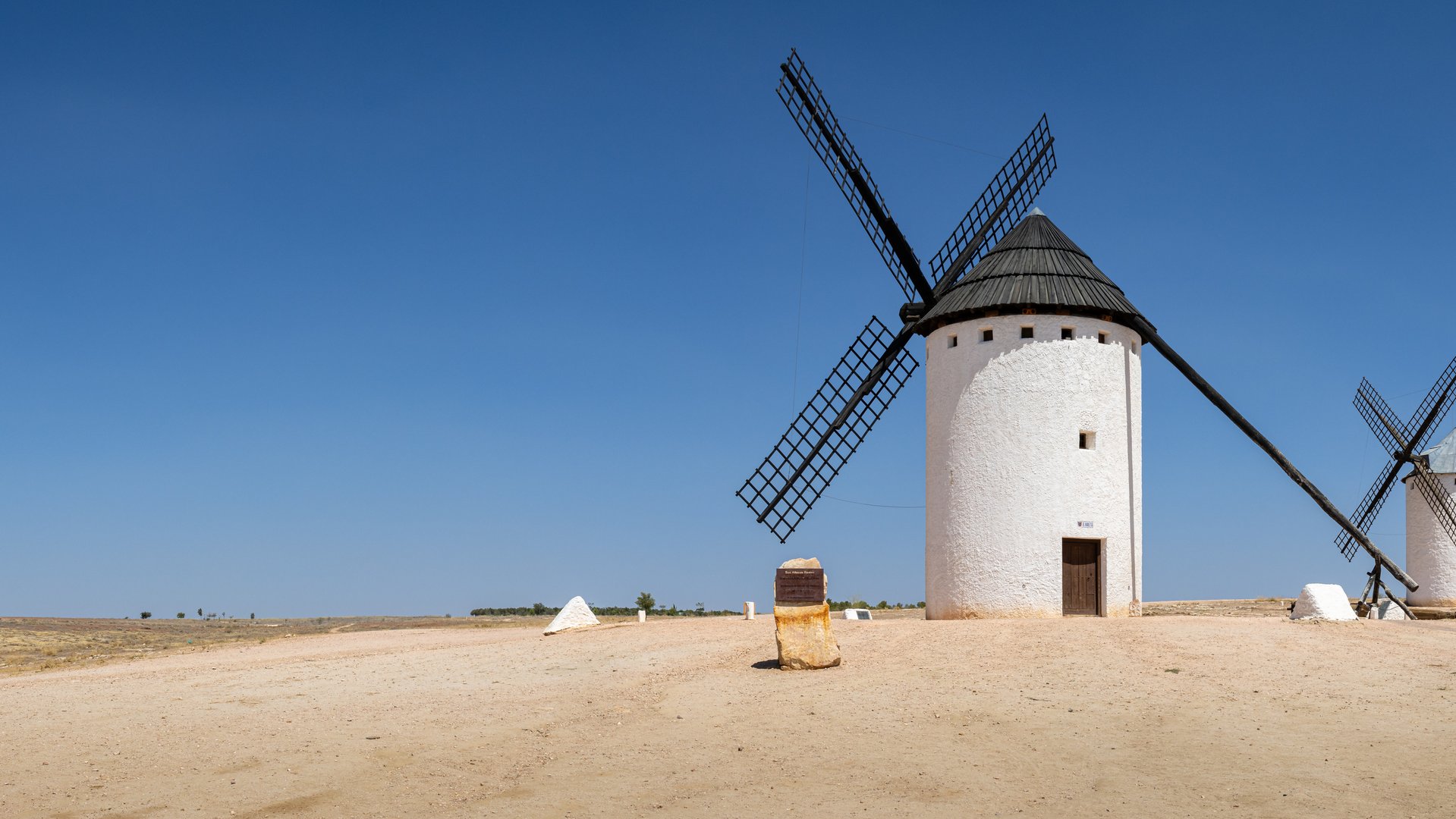 Molinos de viento blancos de Campo de Criptana en el Cerro de la Paz, Ciudad Real, Castilla-La Mancha