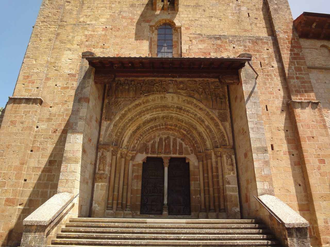 Portada románica de la iglesia del Monasterio de Leyre, Navarra