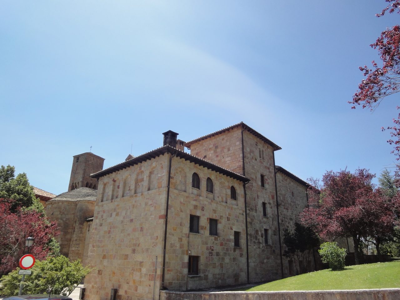 Fachada lateral del Monasterio de San Salvador de Leyre, Yesa, Navarra