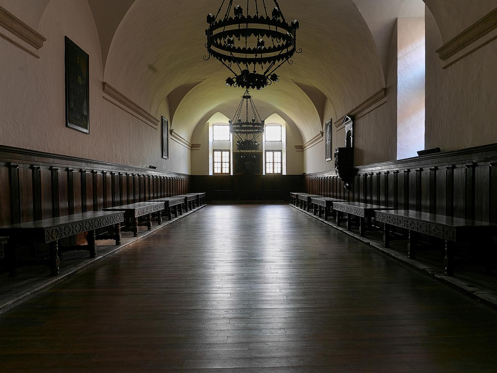Refectorio del monasterio, con bóveda de cañón y artesonado de nogal del siglo XVI