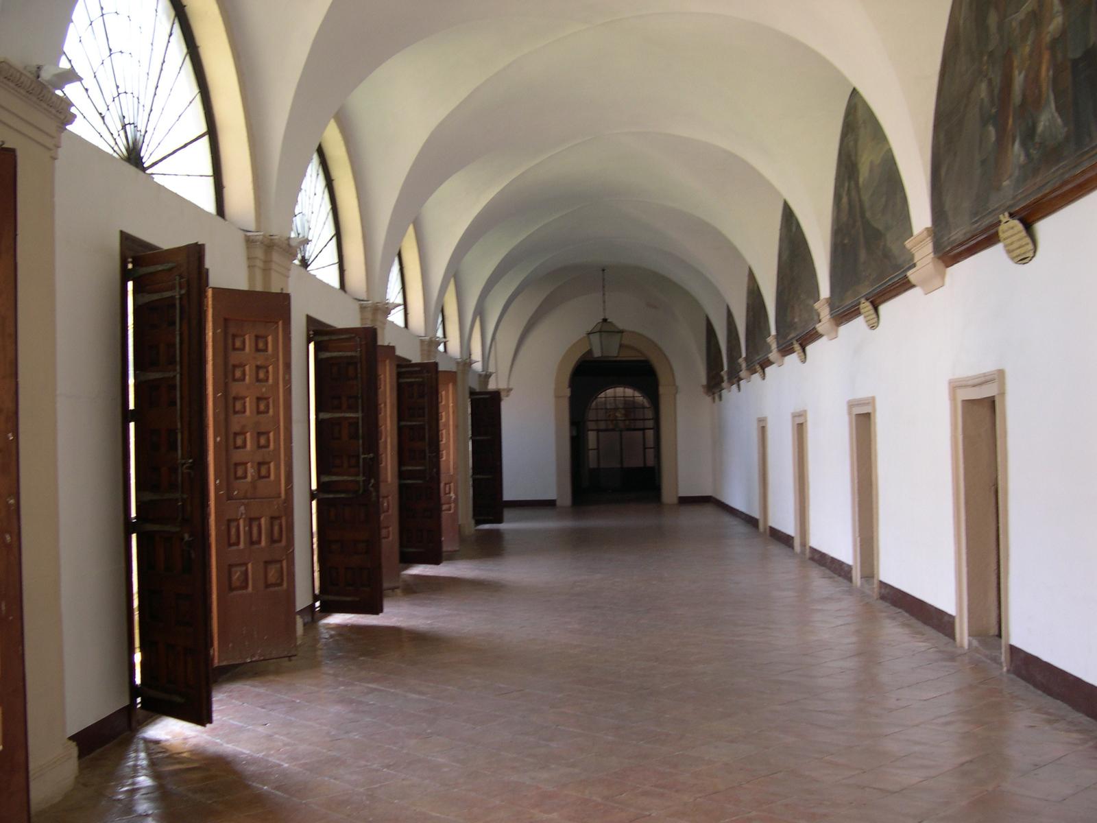 Corredor claustral con celdas del monasterio