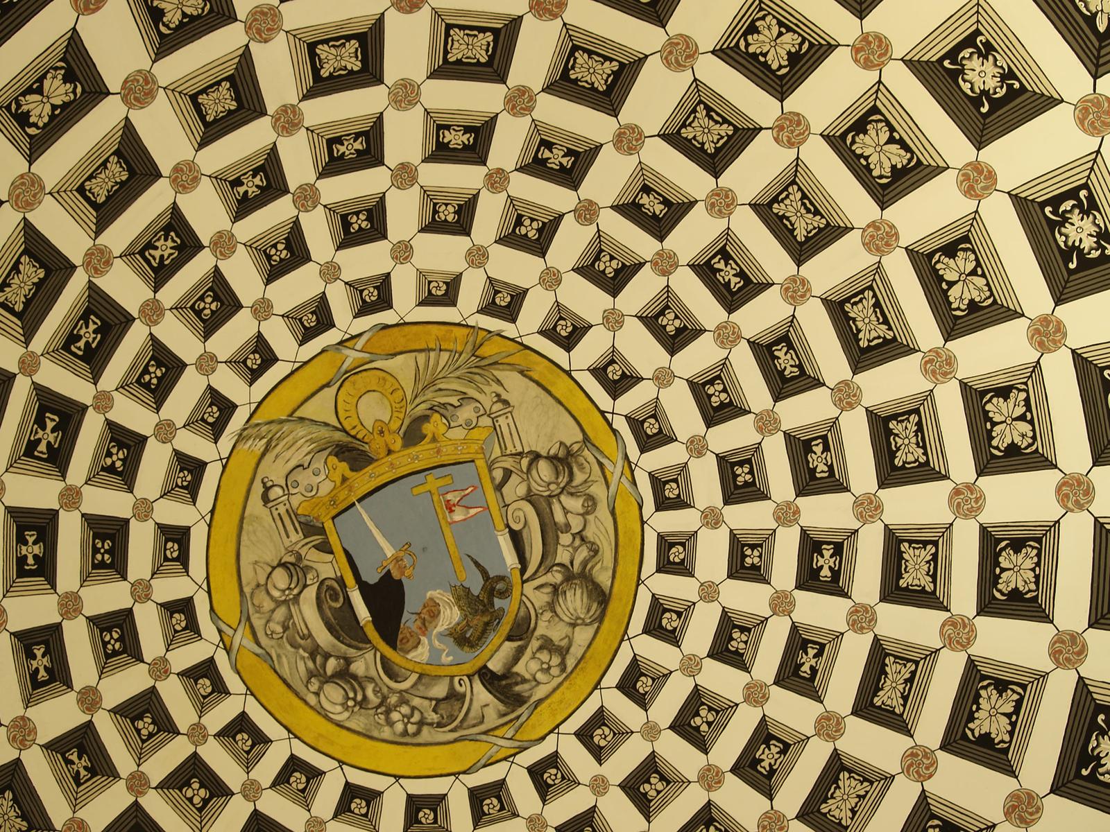 Detalle de artesonado y cúpula con escudo heráldico