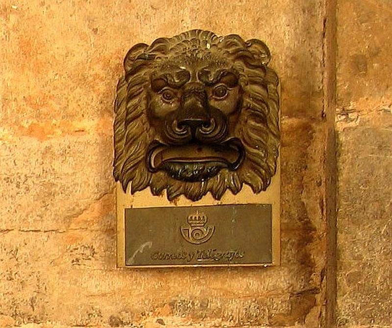 Detalle de la aldaba de bronce en la puerta principal del monasterio