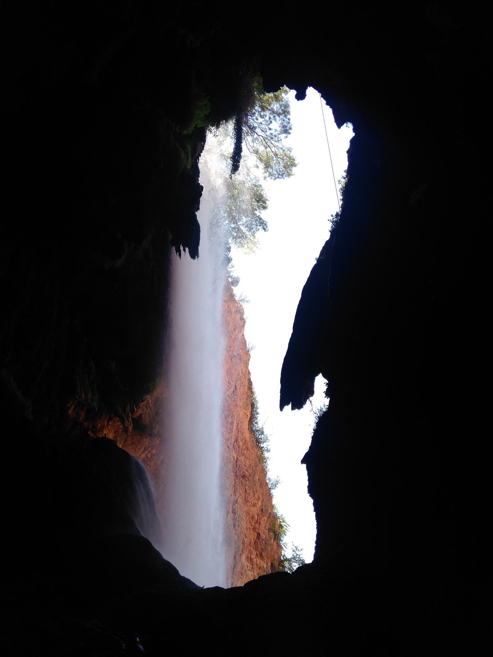 Vista de la cascada desde el interior de la gruta