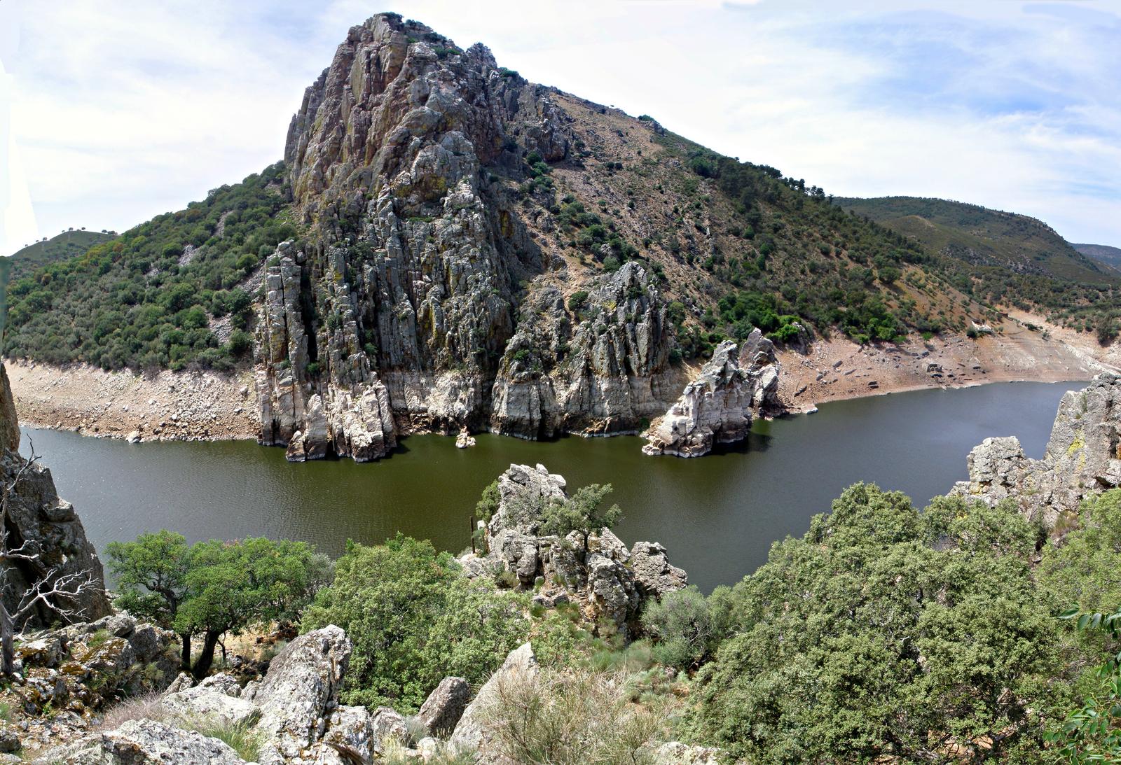 Peña Falcón y los estratos de cuarcita sobre el Tajo