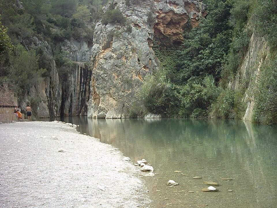 Vista panorámica de la Fuente de los Baños de Montanejos con el río Mijares y la montaña al fondo