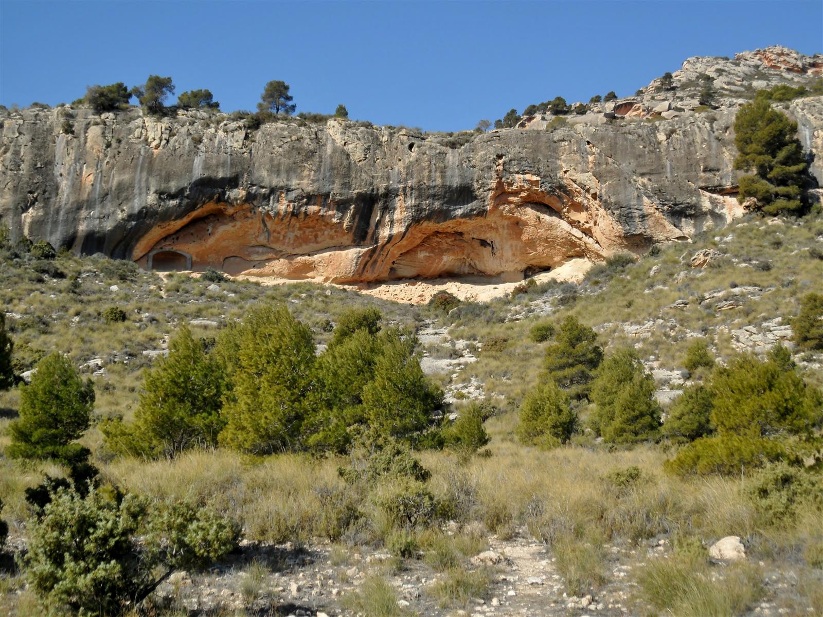Abrigos rocosos de la Cueva del Mediodía en el Monte Arabí