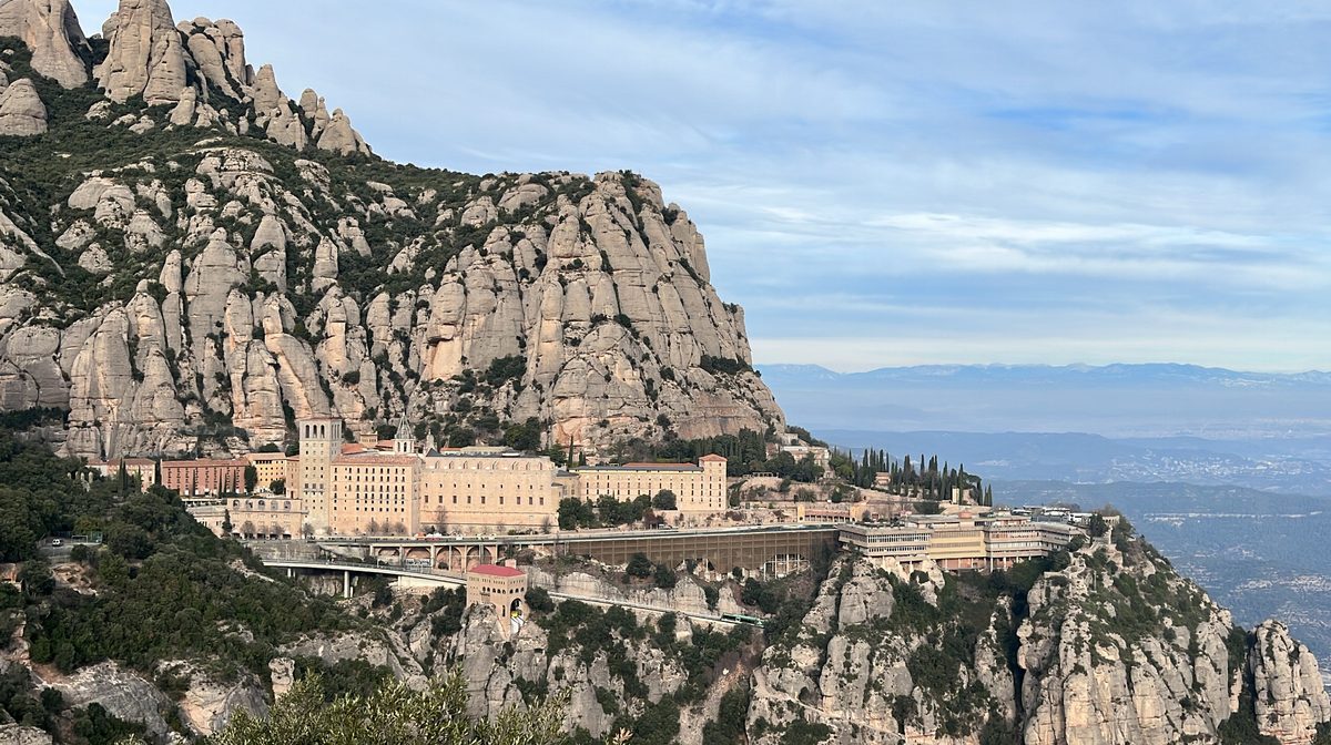 Abadía de Montserrat con vista panorámica del entorno: el monasterio benedictino integrado en el macizo rocoso de Barcelona