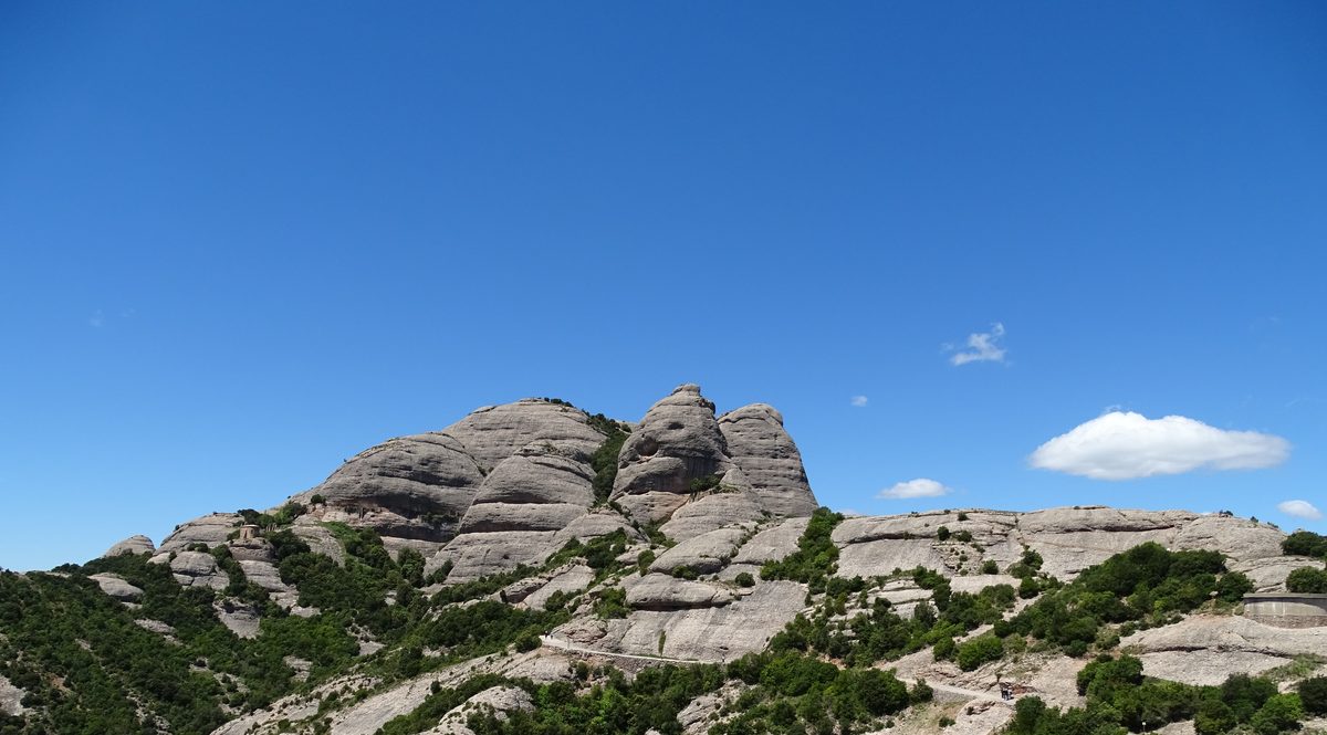Sendero desde el funicular de Sant Joan hacia el Monasterio de Montserrat: camino entre rocas de conglomerado con vistas al valle
