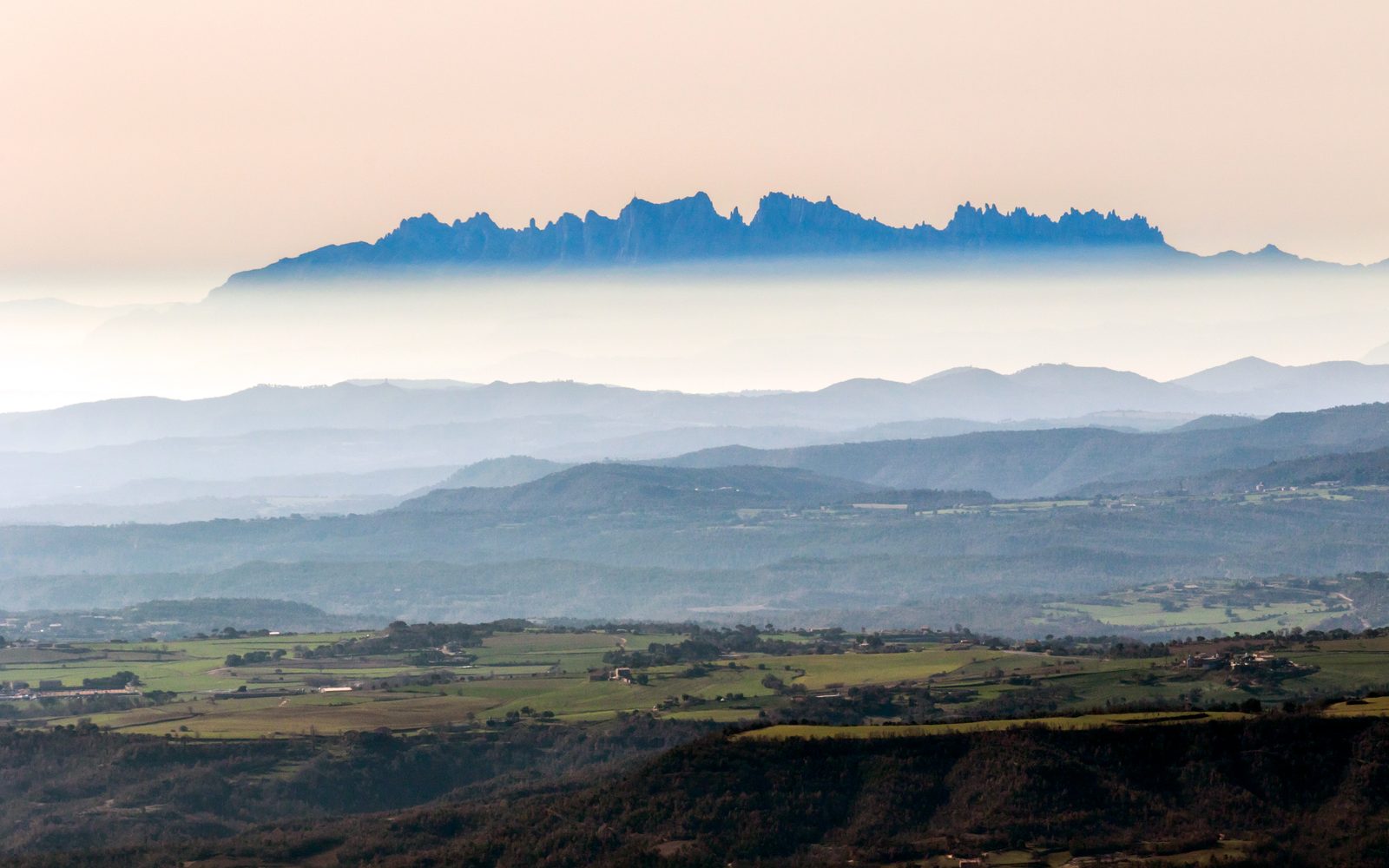 Vista aérea de Montserrat, Barcelona: el macizo de roca conglomerada con sus agujas y formaciones únicas en el paisaje de Cataluña