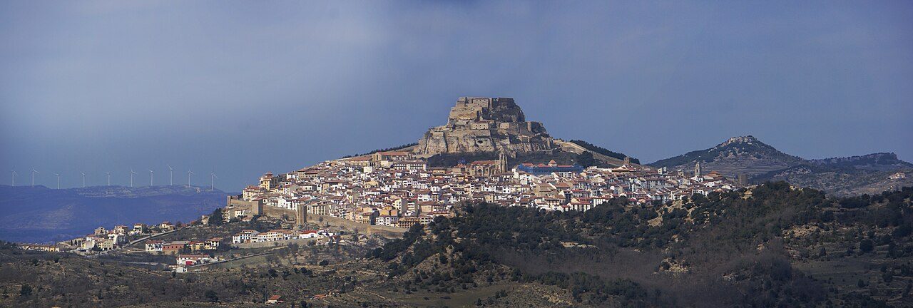 Panorámica del castillo y villa de Morella desde el este — comarca Els Ports, Castellón