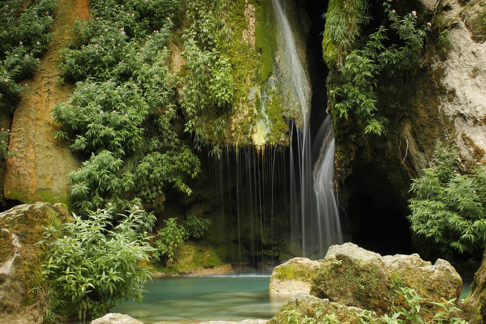 Cascada del recorrido con poza turquesa al pie