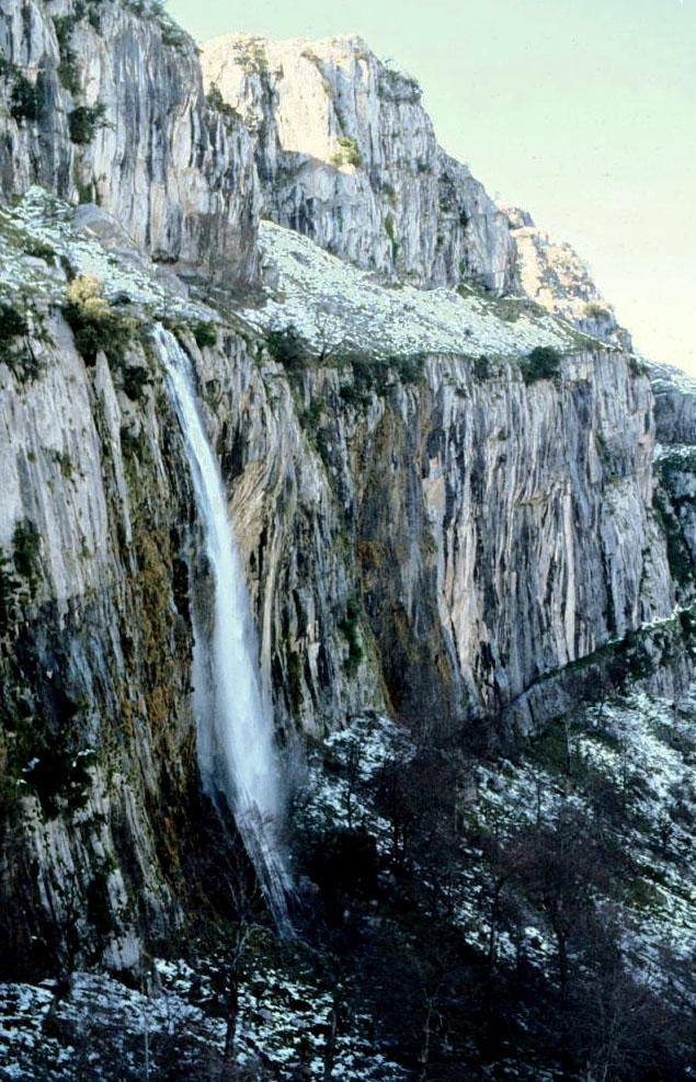 La cascada en un momento de caudal más discreto