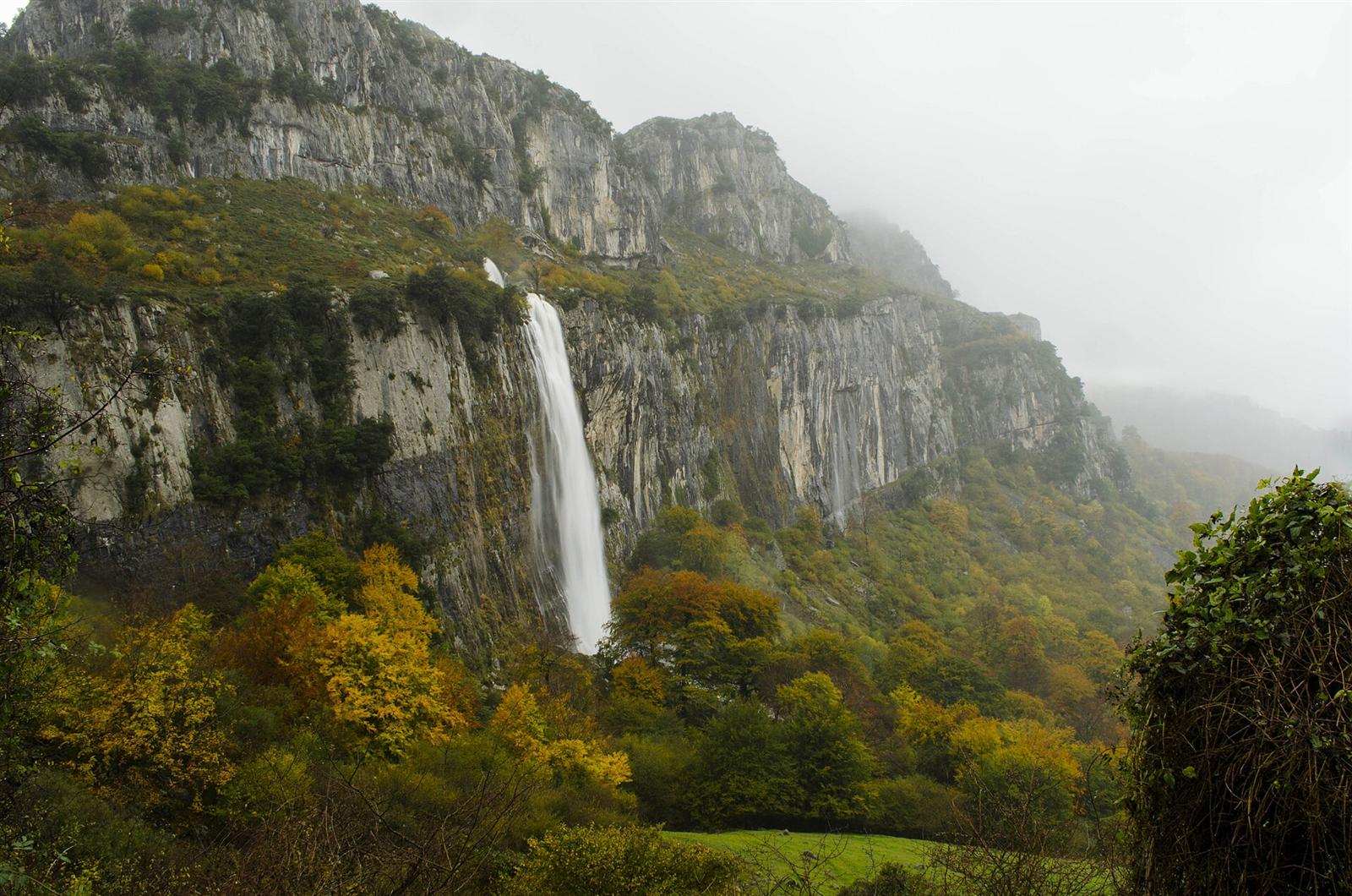 La cascada del Nacimiento del Asón cayendo por la gran pared caliza