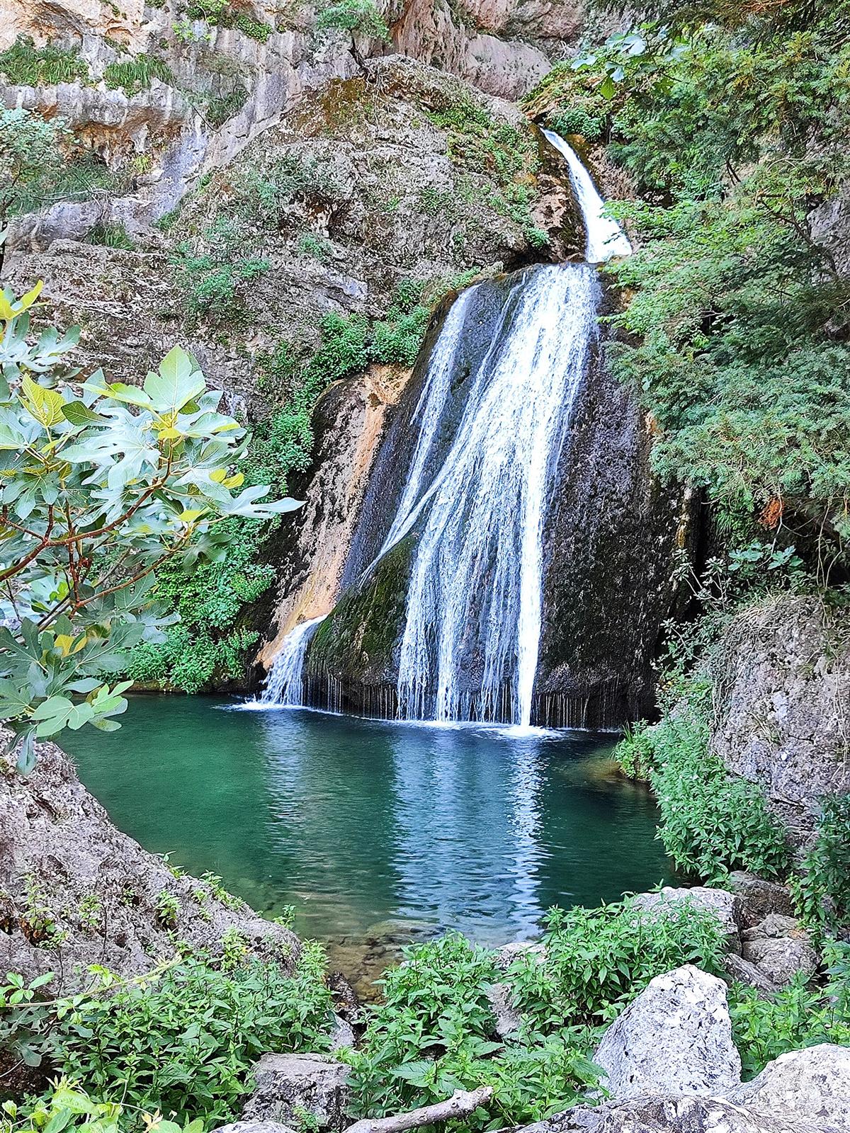 Una de las cascadas menores del paraje, con poza y vegetación