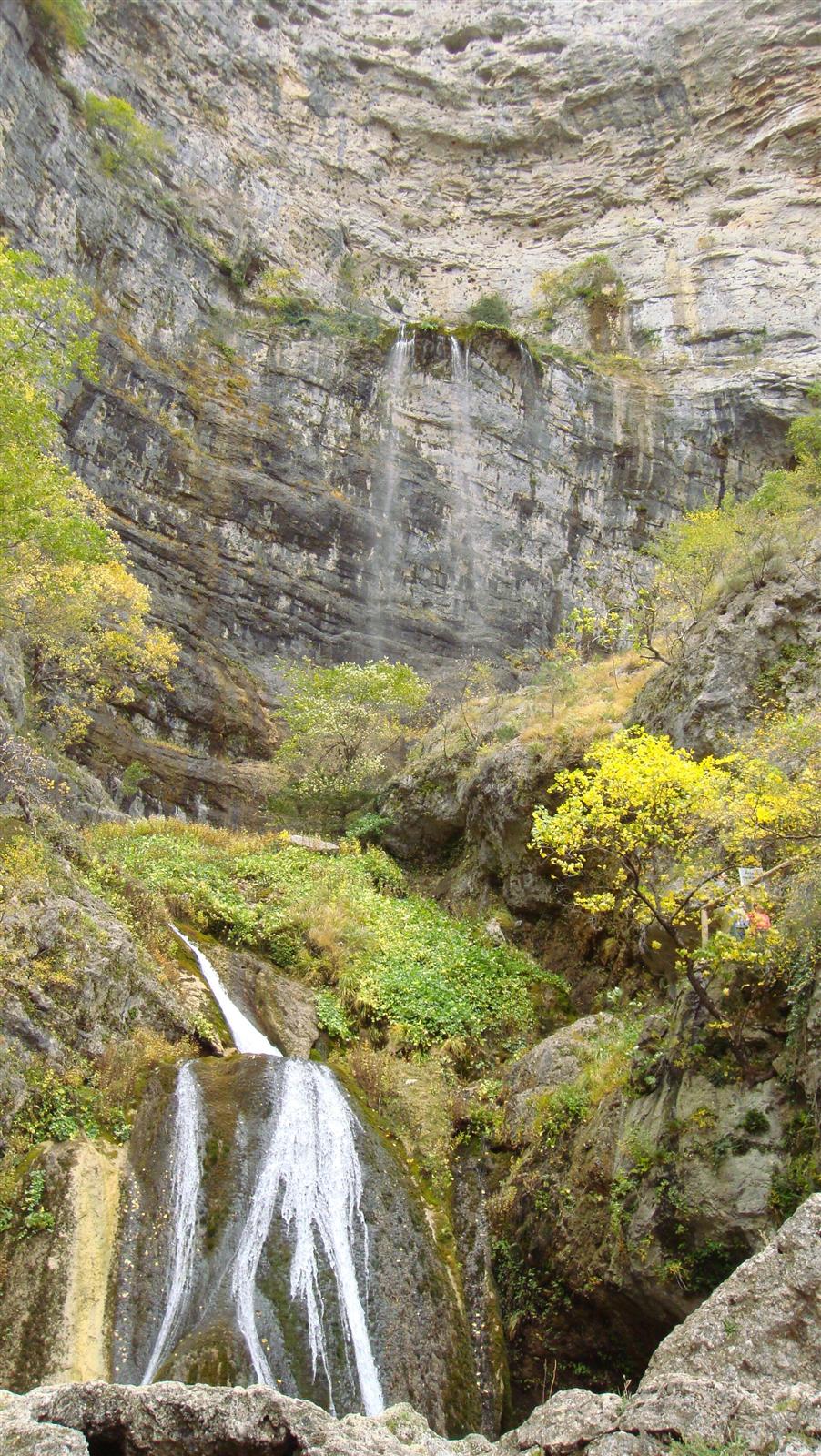 La pared rocosa en época de caudal bajo, con hilos de agua en noviembre