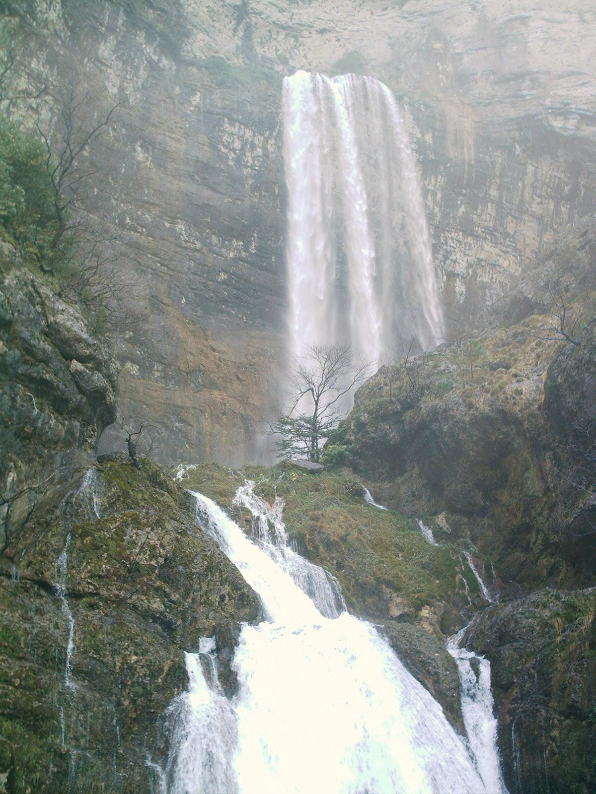 La cascada del nacimiento del río Mundo cayendo sobre la pared caliza