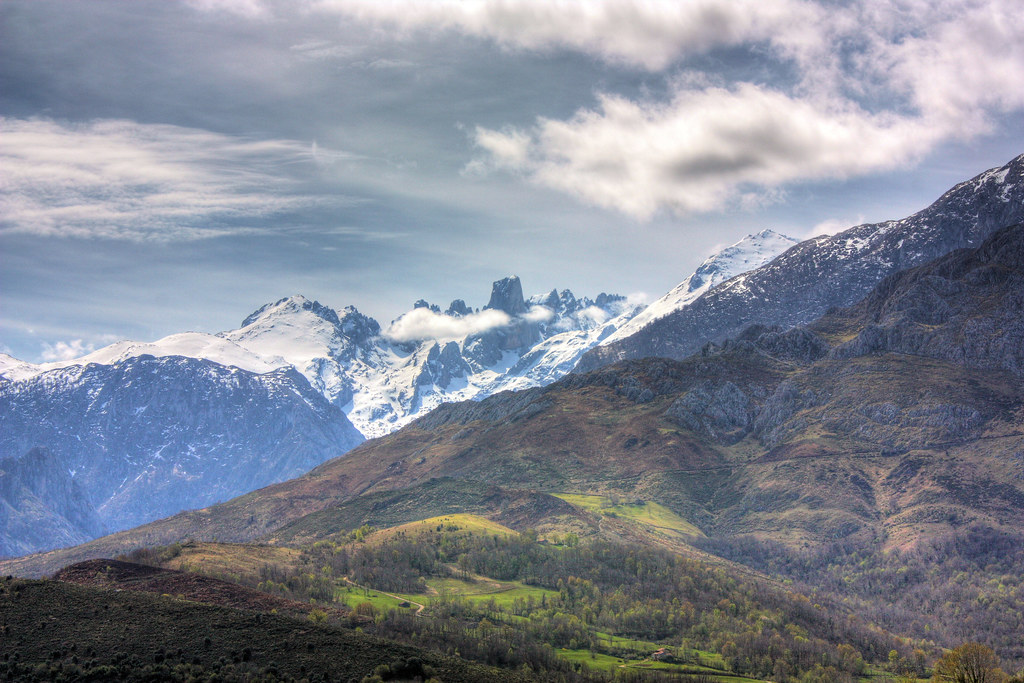 Naranjo de Bulnes visto desde encima de Asiego, Cabrales, Asturias, con el macizo central de los Picos de Europa nevado al fondo