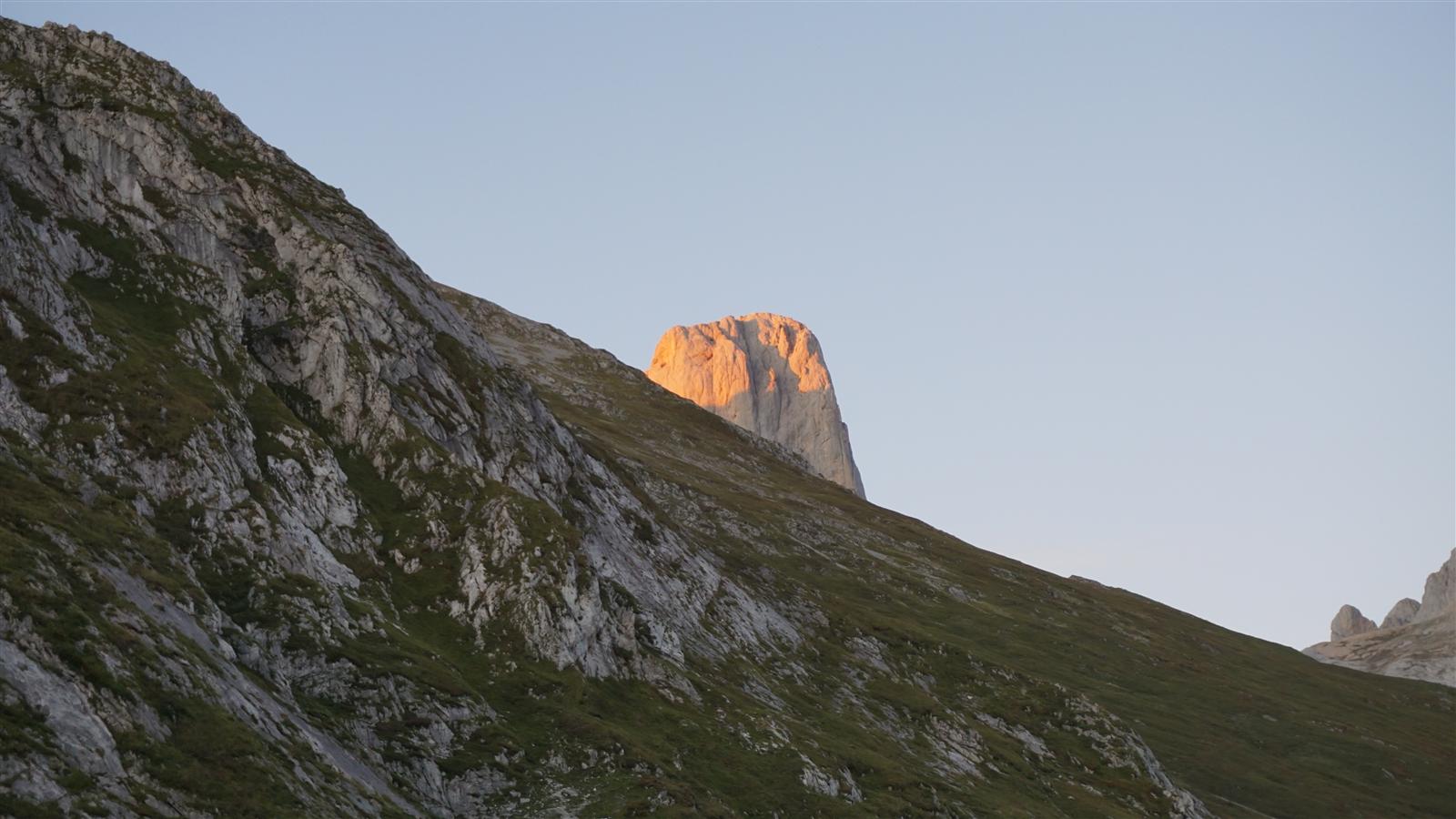 Naranjo de Bulnes / Picu Urriellu iluminado por el sol naciente desde el collado de Pandebano, Cabrales, Asturias — 2.519 metros de caliza naranja en el corazón de los Picos de Europa