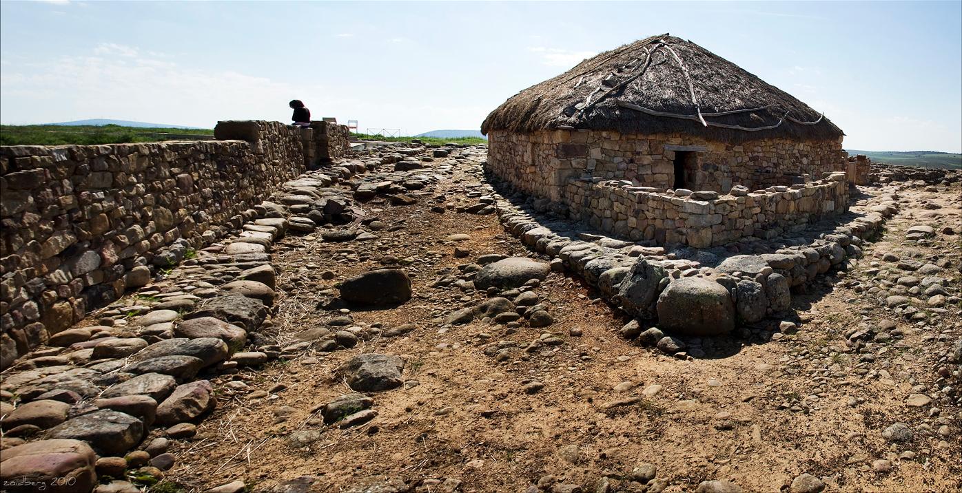 Reconstrucción y restos arqueológicos de Numancia