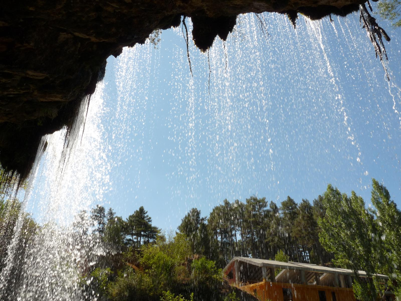 Vista bajo la cortina de agua de la cascada
