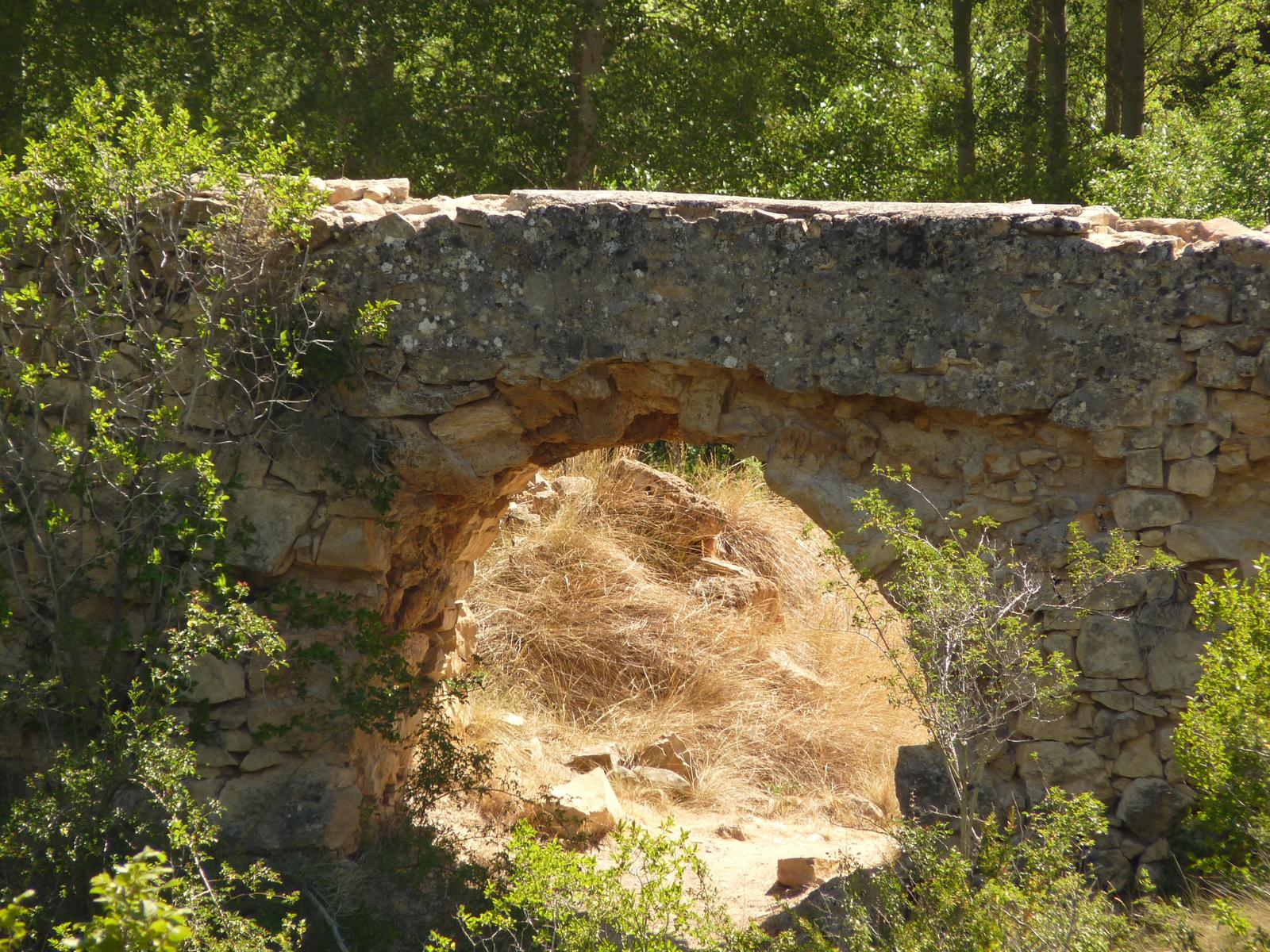 Ruinas del acueducto de la antigua herrería, junto a la cascada