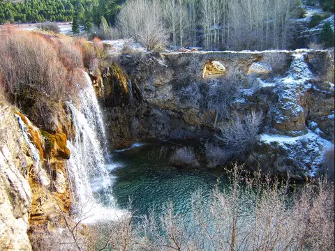 Los Ojos del Cabriel y la Cascada del Molino de San Pedro, paraje fluvial en la Sierra de Albarracín, Teruel, Aragón
