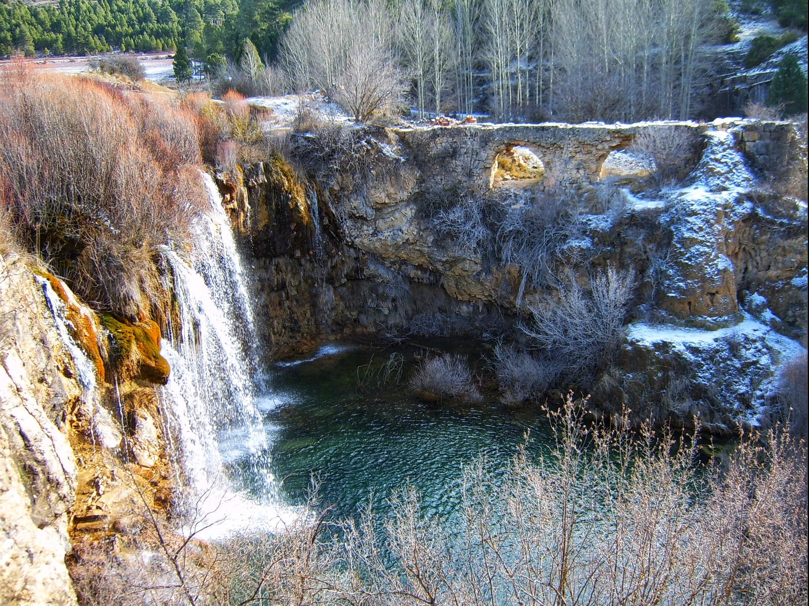 Cascada del Molino de San Pedro junto al antiguo acueducto