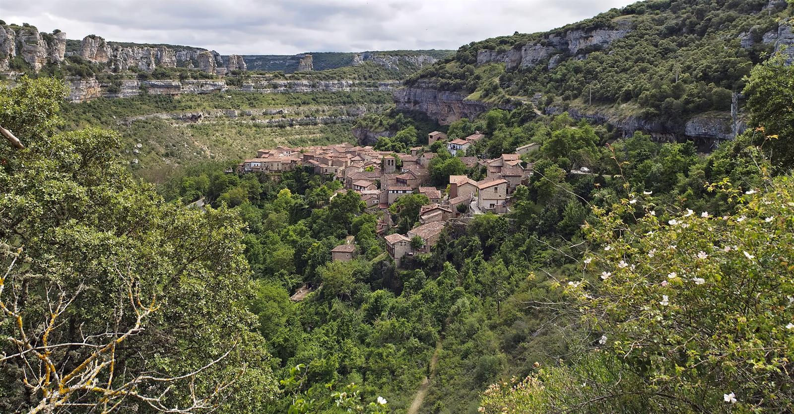 El pueblo de Orbaneja del Castillo asomado al cañón kárstico