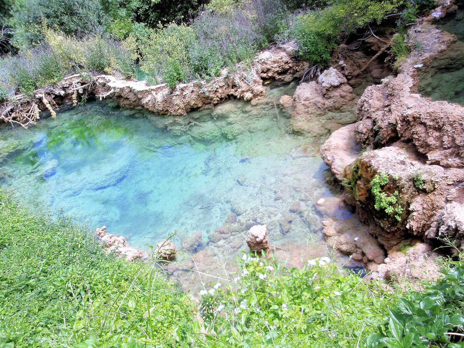 Poza de agua turquesa formada por la caliza a su paso por el pueblo