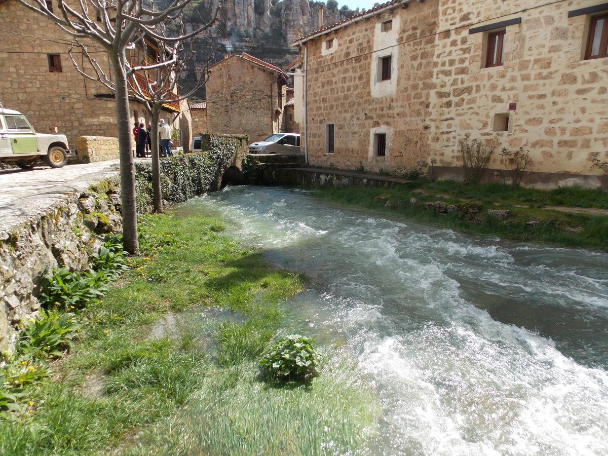 El agua corriendo junto a las casas de piedra en pleno casco urbano