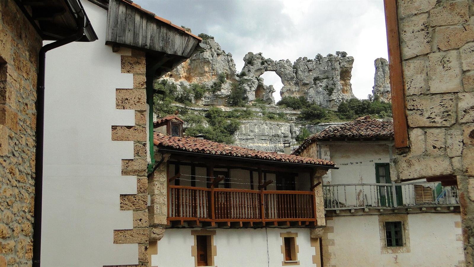 Balcón de madera tradicional con la formación kárstica ventana cerrada al fondo