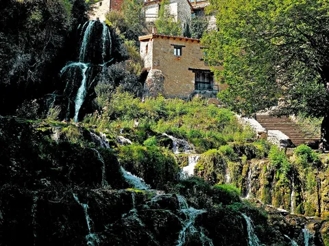 Orbaneja del Castillo, pueblo con cascada entre las casas, Burgos, Castilla y León