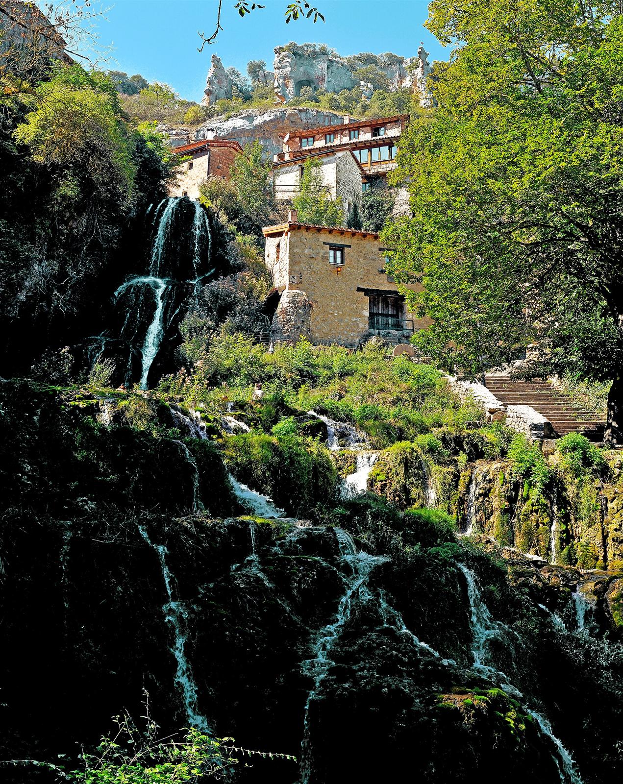La cascada de Orbaneja del Castillo cayendo junto a las casas del pueblo
