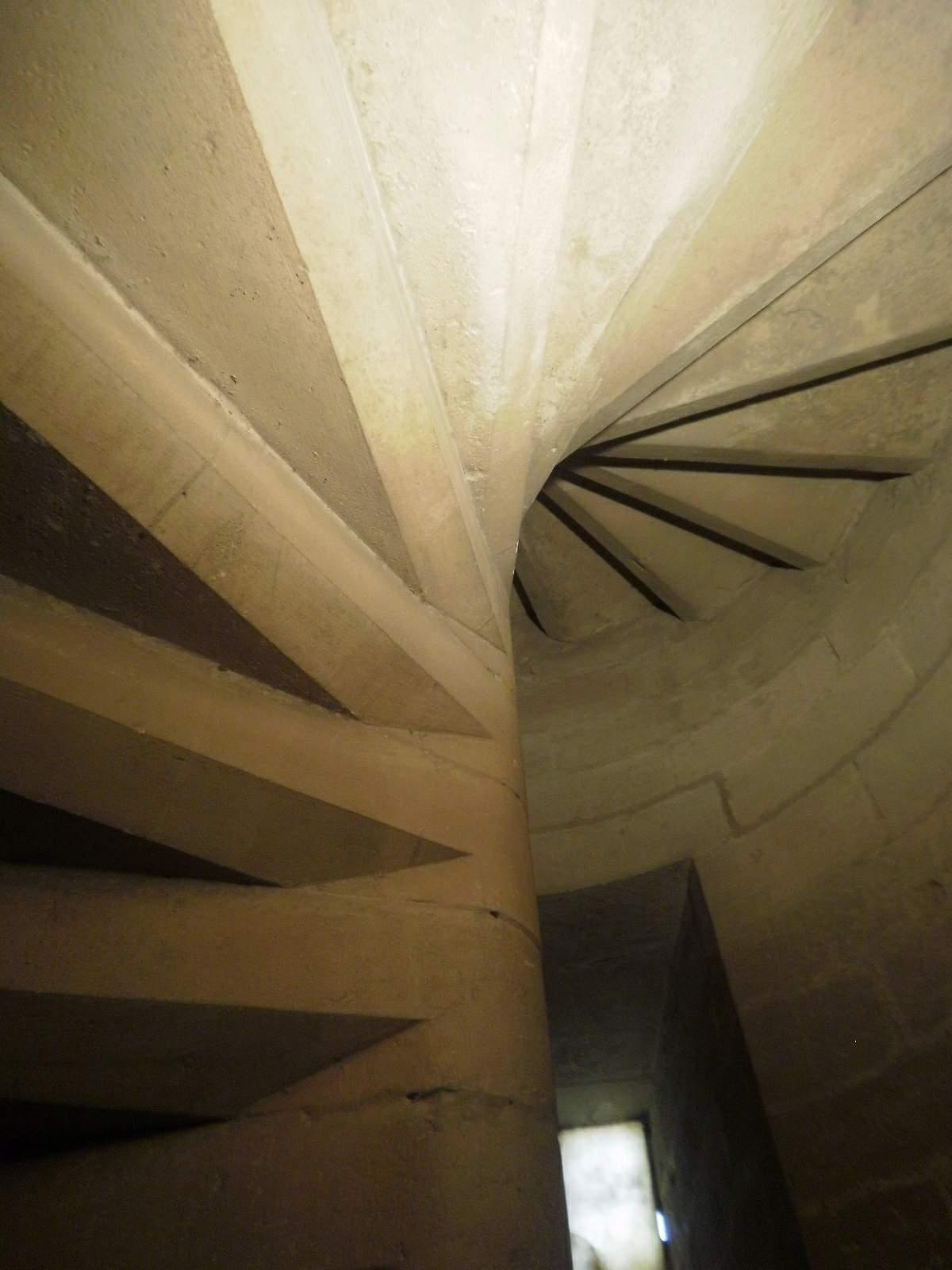 Escalera de caracol de piedra en la Torre del Homenaje