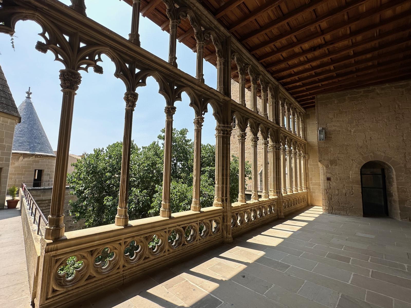 Galería del Rey, galería gótica con vistas al jardín colgante