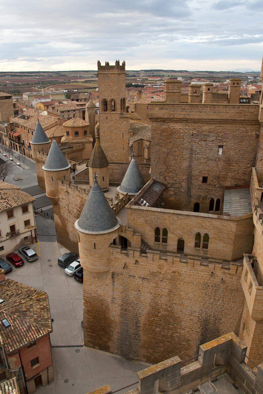 Vista elevada de las torres cónicas del palacio y el pueblo de Olite