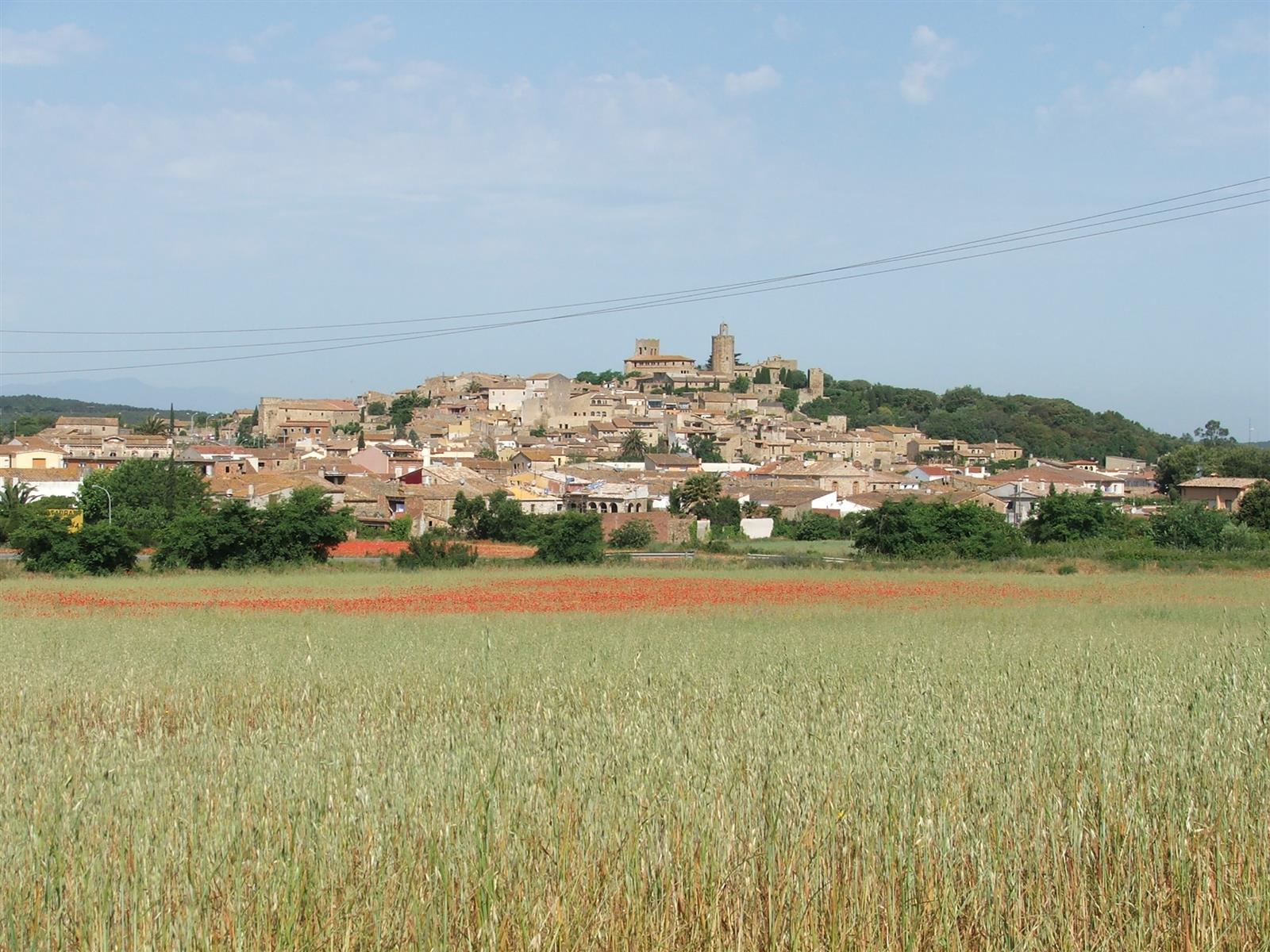Vista general del pueblo de Pals con edificios de piedra medieval y paisaje del Baix Empordà