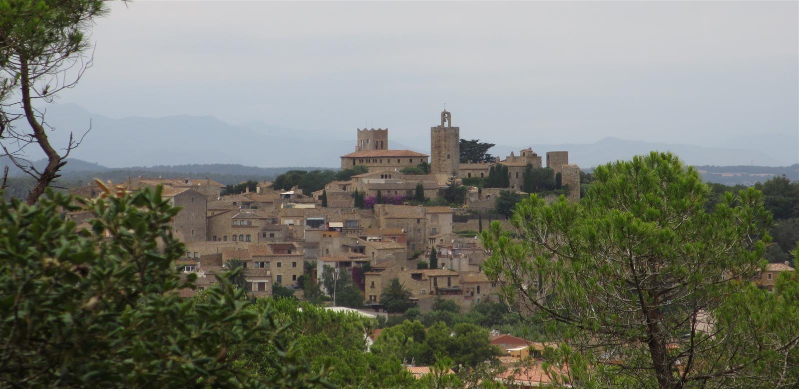 Vista panorámica del pueblo medieval de Pals con casas de piedra y la Torre de les Hores en el Baix Empordà, Girona