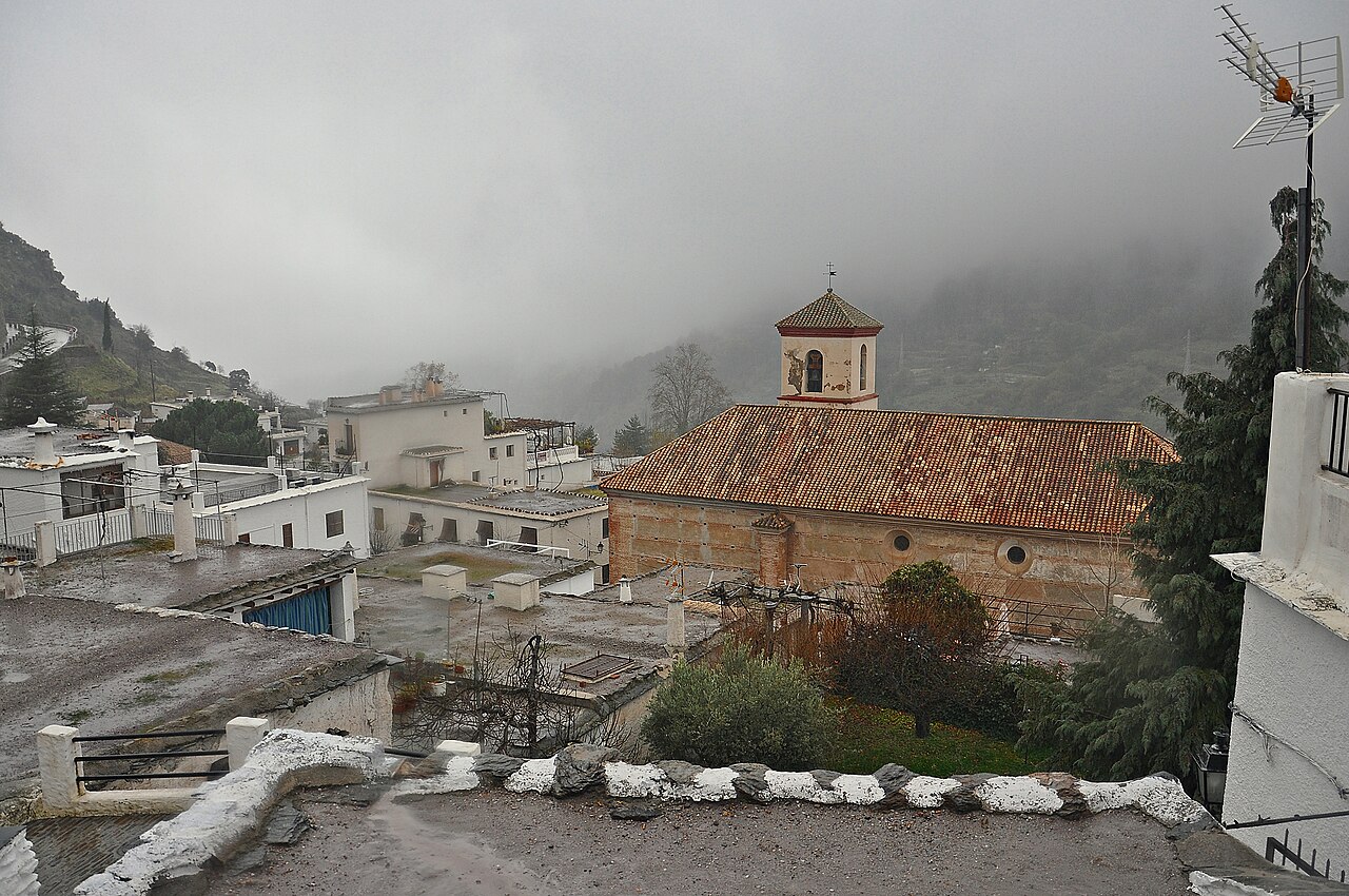 Vista del pueblo de Pampaneira en la ladera de Sierra Nevada, Las Alpujarras