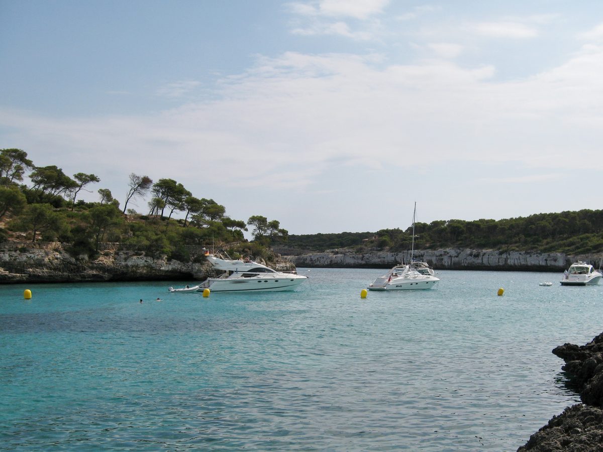 Cala Mondragó, Santanyí, Mallorca: aguas turquesas y arena blanca de la cala principal del parque natural