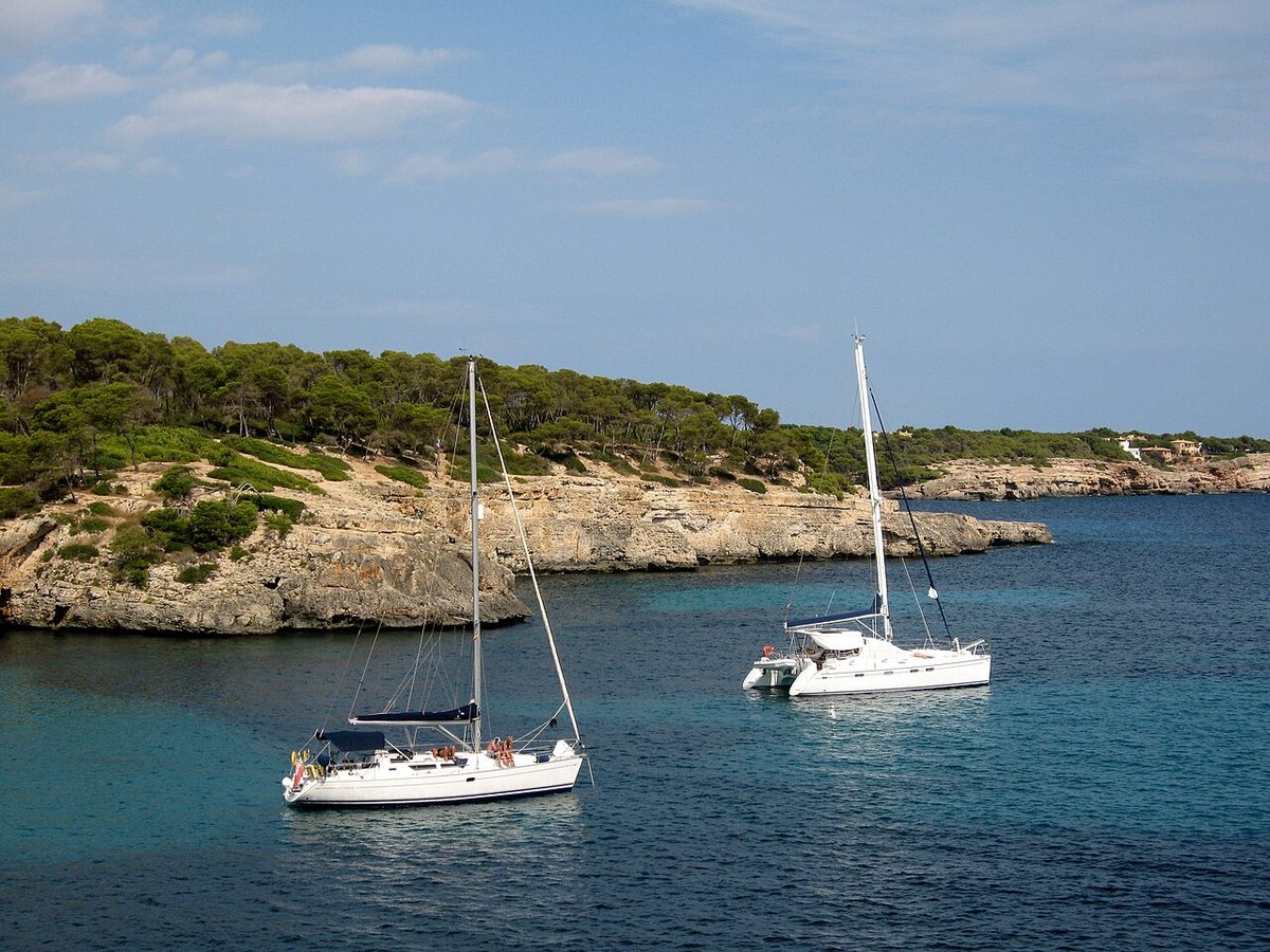 Cala Mondragó vista desde la orilla: aguas cristalinas sobre fondo de roca y posidonia en el parque natural de Mallorca