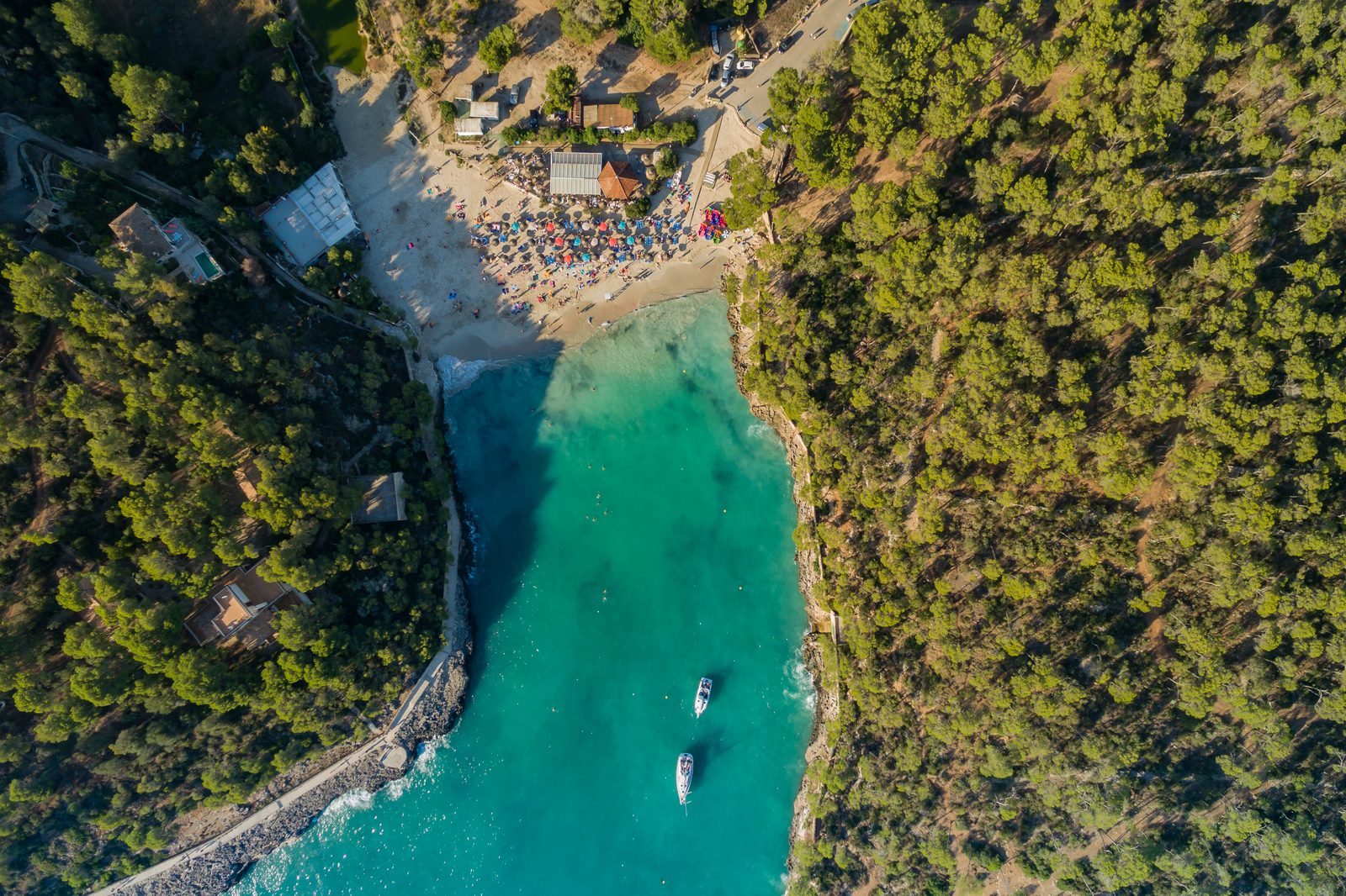Vista aérea del Parc Natural de Mondragó, Santanyí, Mallorca: las calas de agua turquesa de Cala Mondragó y S'Amarador rodeadas de pinar mediterráneo