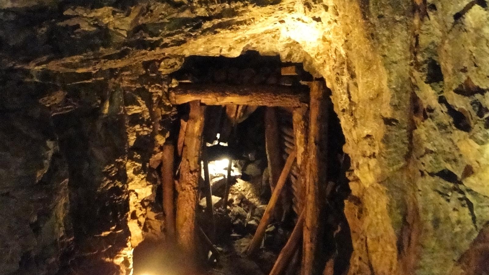 Interior de la Mina de Mercurio de Almadén: galería subterránea histórica iluminada del yacimiento Patrimonio Mundial UNESCO, Ciudad Real