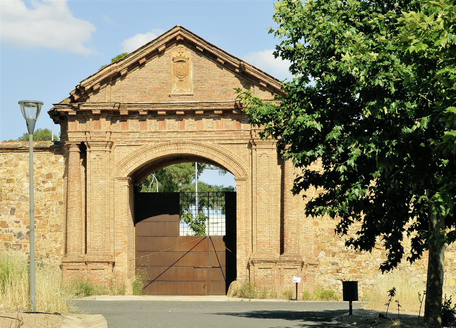 Portalada de Carlos IV (1795) en las Reales Minas de Azogue de Almadén: puerta neoclásica de acceso al conjunto patrimonial UNESCO en Ciudad Real